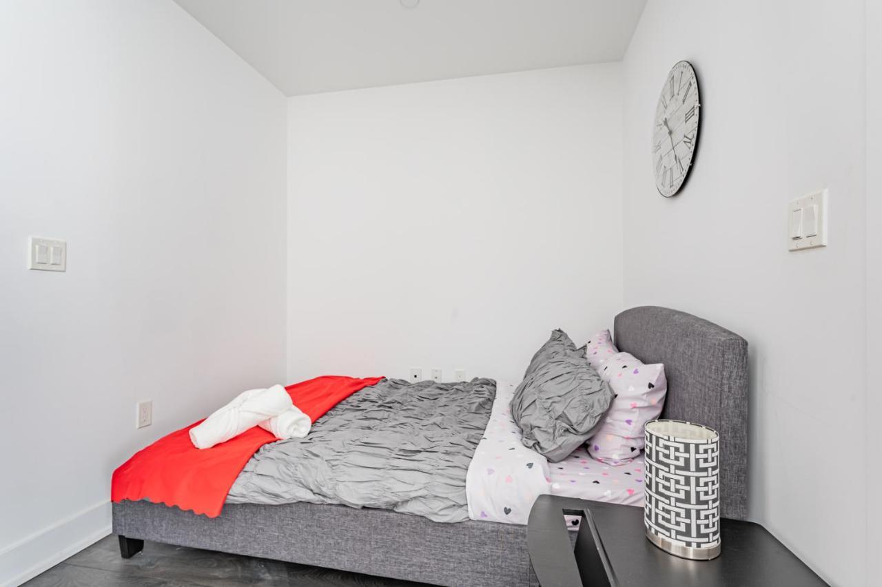 Condo In Parklawn & Lake Shore With Free Parking Close To Airport Toronto Exterior photo