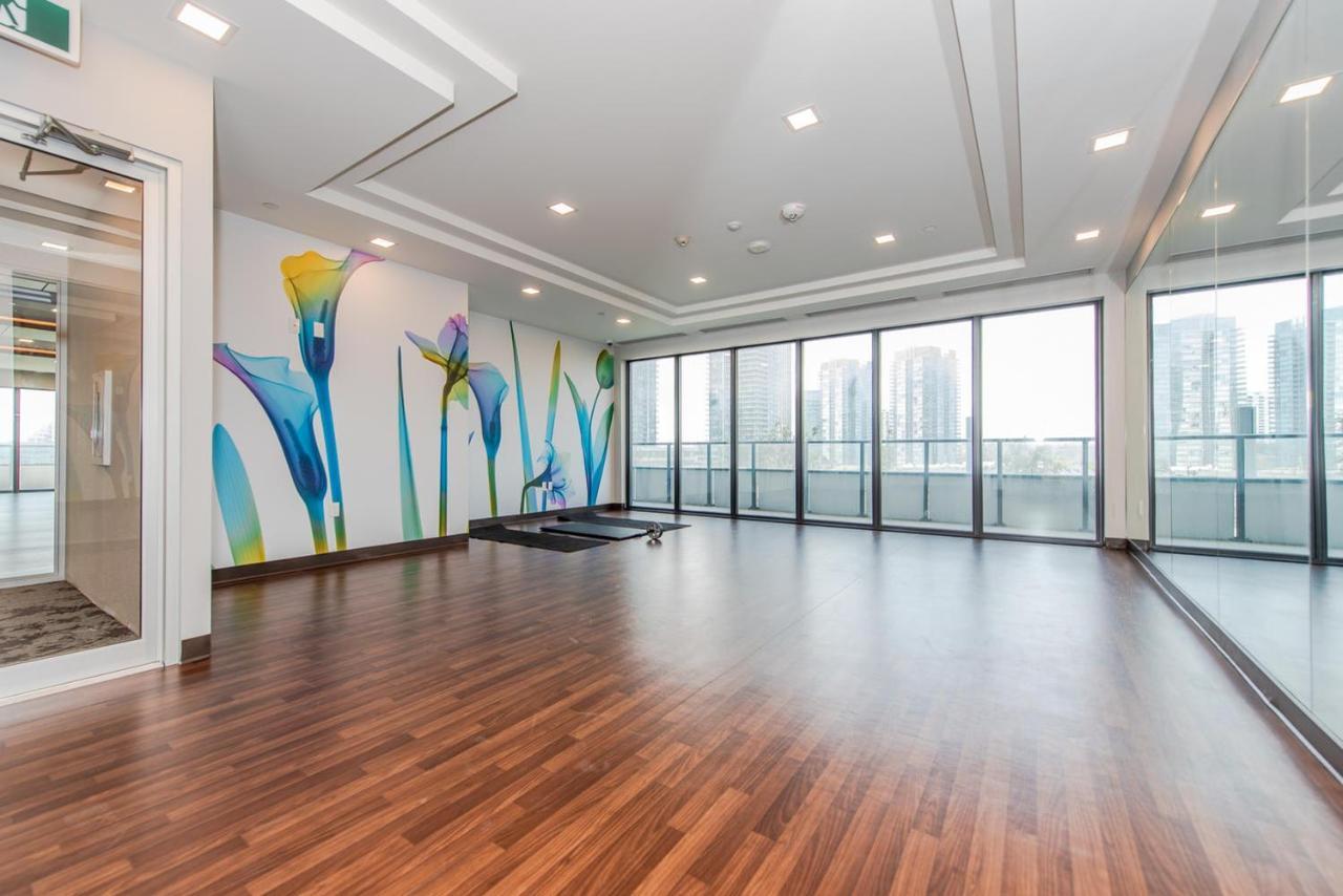 Condo In Parklawn & Lake Shore With Free Parking Close To Airport Toronto Exterior photo