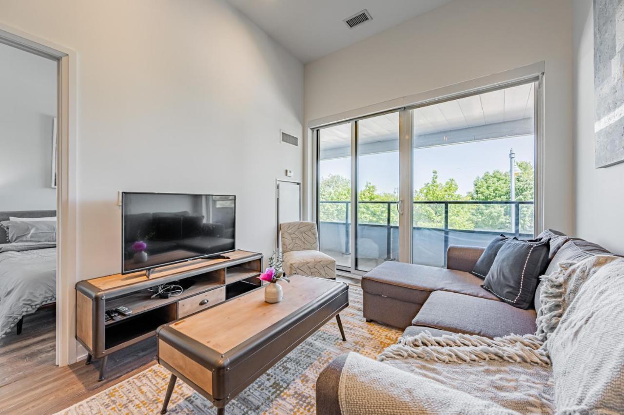 Condo In Parklawn & Lake Shore With Free Parking Close To Airport Toronto Exterior photo
