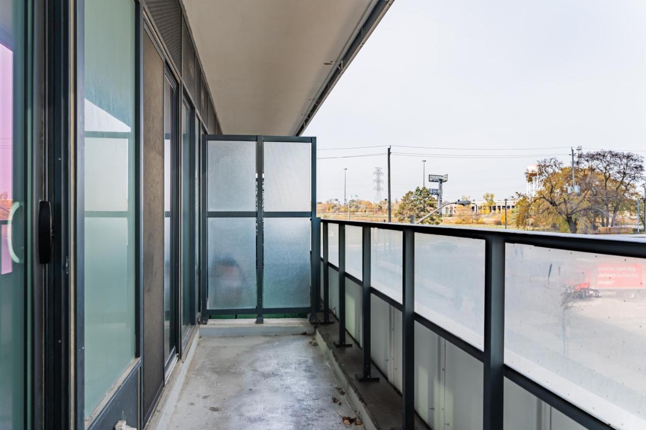 Condo In Parklawn & Lake Shore With Free Parking Close To Airport Toronto Exterior photo