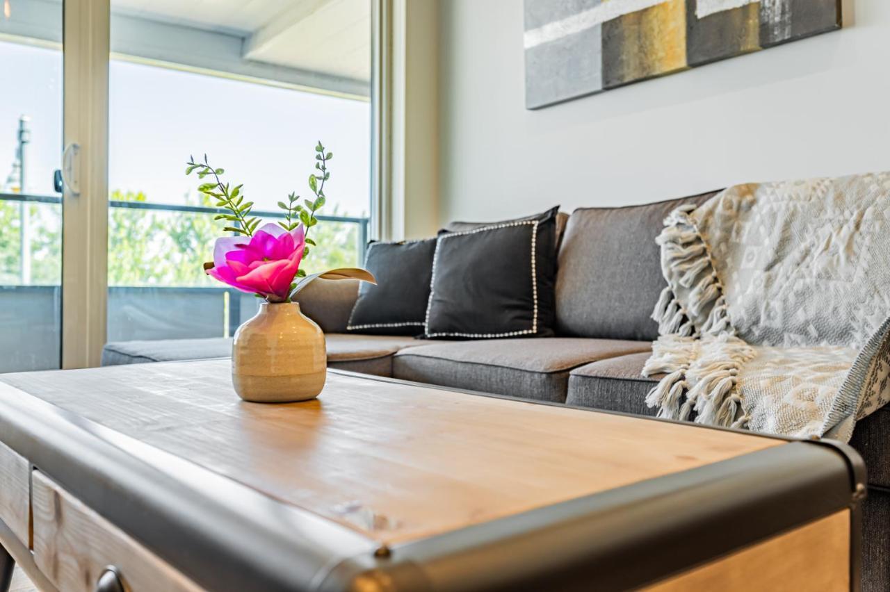 Condo In Parklawn & Lake Shore With Free Parking Close To Airport Toronto Exterior photo
