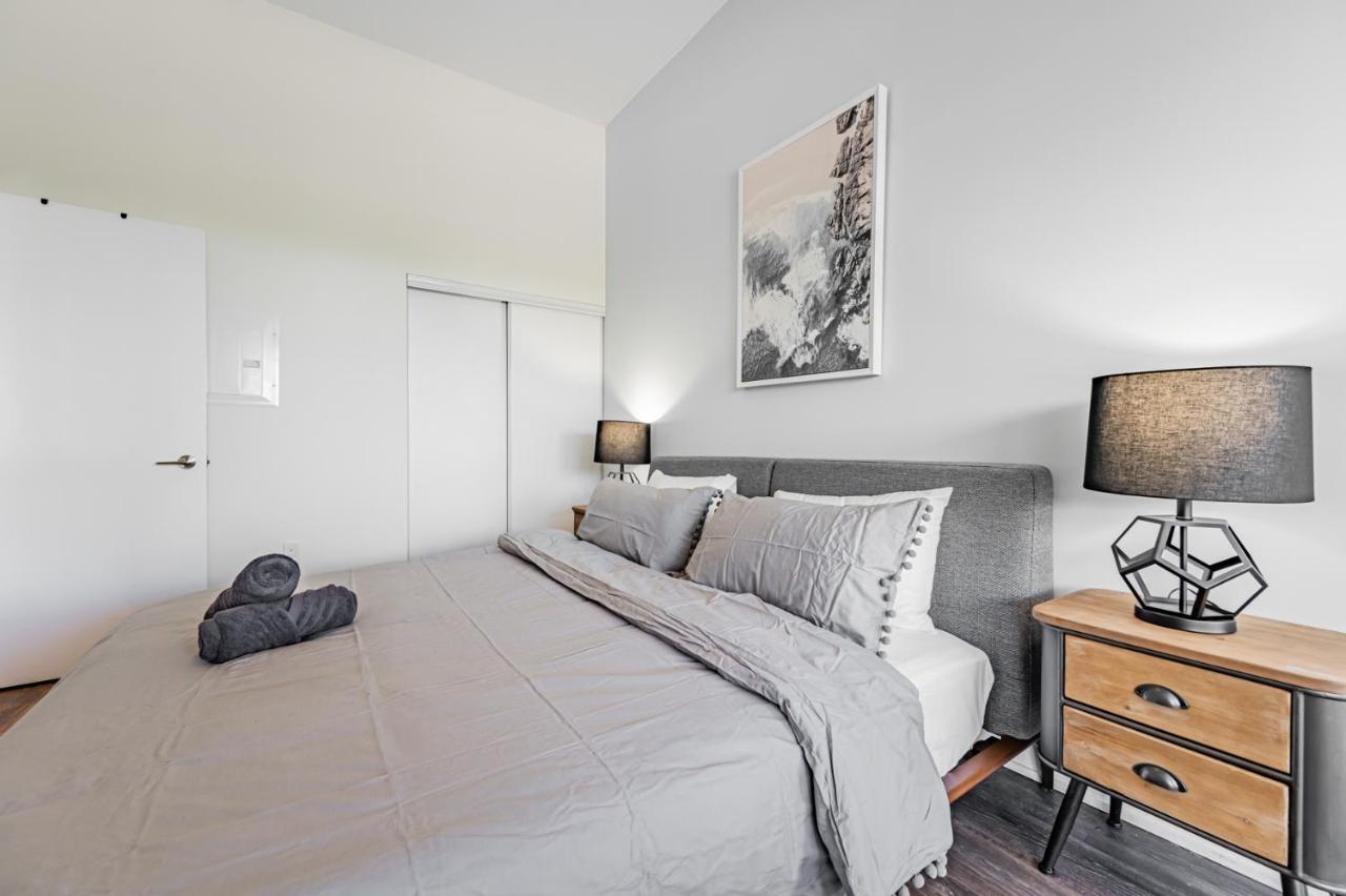 Condo In Parklawn & Lake Shore With Free Parking Close To Airport Toronto Exterior photo